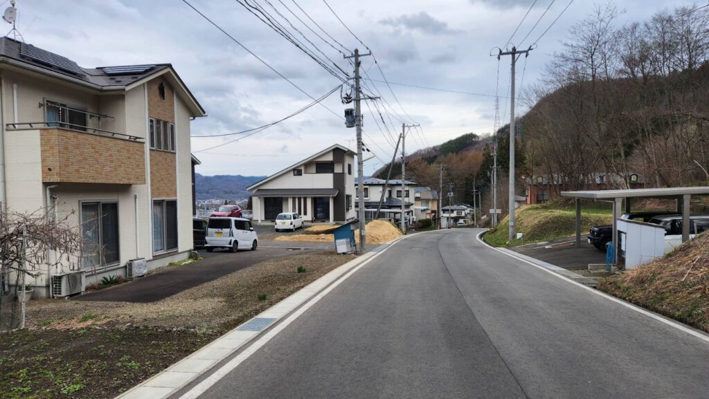 T字路を左に曲がって最初の電柱